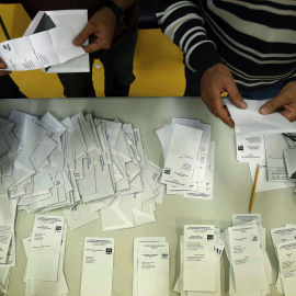 Recuento de votos de una mesa electoral de Pamplona tras el cierre del colegio en una jornada en la que mas de 500.000 personas podían votar en Navarra de las que 25.350 han solicitado ejercer su derecho a voto por correo. EFE/Jesús Diges.