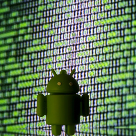 El logo de Android impreso en 3D frente a un panel de código cibernético.    REUTERS/Dado Ruvic/Illustration