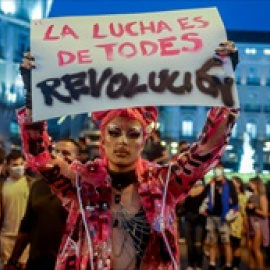 Un manifestante sostiene una pancarta durante una concentración en la Puerta del Sol contra las agresiones a las personas LGTBI, a 8 de septiembre de 2021, en Madrid, (España). El Movimiento Marika Madrid ha convocado esta concentración baj