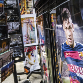 Vista de un póster del jugador brasileño Neymar, en el escaparate de la tienda oficial del equipo de fútbol francés, Paris Saint-Germain (PSG) en los Campos Elíseos, en París. EFE/Christophe Petit Tesson