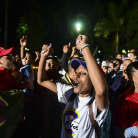 Ciudadanos celebran los resultados de la votación a la Asamblea Constituyente en Caracas /AFP (RONALDO SCHEMIDT)