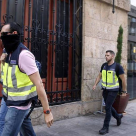 Un grupo de agentes de la UDEF durante una operación en 2016 desplegada en Valencia. Foto: EFE