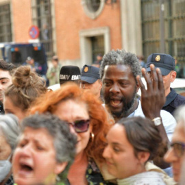 Bertrand Ndongo acosa a Cristina Fallarás en la manifestación contra la decisión del PSOE de modificar la ley del 'solo sí es sí', a 20 de abril de 2023, en Madrid (España).