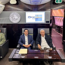 El presidente de México, Andres Manuel López Obrador, flanqueado por altos cargos de su gobierno, en el Boeing 787 Dreamliner, el avión oficial que utilizó su predecesor Enrique Pena Nieto, y que ha sido vendido a Tajikistan.