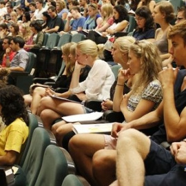 Estudiantes Erasmus en España durante una charla. /EFE