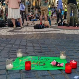 Altar que han començat a aixecar els vianants al centre de la Rambla. FOTO: Esperanza Escribano