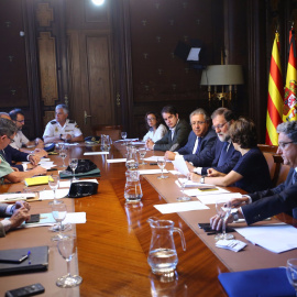 Imagen de la segunda reunión del gabinete de crisis en la delegación del Gobierno en Catalunya, con Rajoy, Santamaría y Zoido, a la que tampoco fueron invitados los Mossos ni la Generalitat.