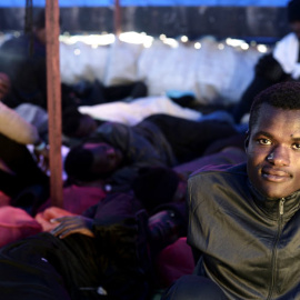 Un migrante a bordo del Aquarius. (REUTERS)