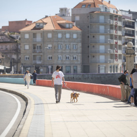 Varias personas pasean por el Paseo Marítimo de Sanxenxo, en Pontevedra, Galicia, a 27 de marzo de 2021.