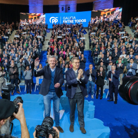 21/4/23 El presidente del Partido Popular, Alberto Núñez Feijóo, y el presidente de la Xunta de Galicia, Alfonso Rueda, en el acto de presentación de los candidatos a las elecciones municipales el pasado 25 de febrero en Santiago.