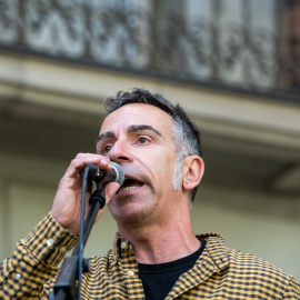 22/04/23 David Couso, hermano del periodista asesinado hace 20 años en la guerra de Irak, habla durante un acto de homenaje frente a la embajada de Estados Unidos, en Madrid