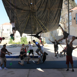 Mohammad Abu Sakha (el chico del diábolo), junto a sus compañeras y compañeros en la Escuela de Circo Palestina - Foto cedida por The Palestine Circus School