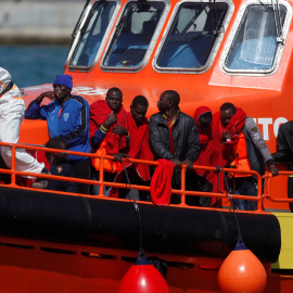 Migrantes rescatados en el Meditarráneo llegan al puerto de Málaga. REUTERS/Jon Nazca