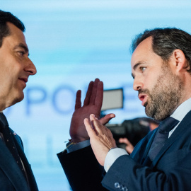 El presidente de la Junta de Andalucía, Juanma Moreno Bonilla (i), y el presidente del PP en Castilla-La Mancha, Paco Núñez (d), durante un acto de precampaña del PP en Toledo a 22 de abril de 2023.