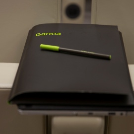 El logo de Bankia en una libreta en la presentación de resultados del banco nacionalizado. REUTERS/Sergio Perez