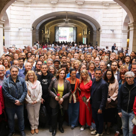 Família dels representants polítics, escriptors i editors durant el tradicional esmorzar literari al Palau de la Virreina en motiu de la diada de Sant Jordi.