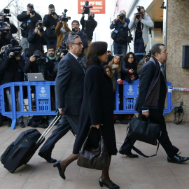 Diego Torres, el  exsocio de Iñaki Urdangarin, y su espola, Ana Maria Tejeiro, llegan al juicio del caso Nóos, precedidos por su abogado Manuel Gonzalez Peeters. REUTERS/Marcelo del Pozo