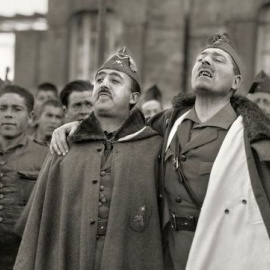 Francisco Franco y Millán Astray abrazados mientras entonan cánticos legionarios