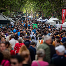 Numerosas personas se han acercado a los puestos de libros durante la celebración del Día Internacional del Libro , a 23 de abril de 2023, en Barcelona.