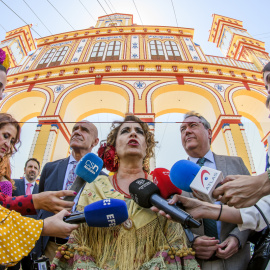 La vicesecretaria general del PSOE y ministra de Hacienda, María Jesús Montero (c), atiende a los medios, ante el secretario general del PSOE de Andalucía, Juan Espadas (d), y el alcalde de Sevilla y candidato a la reelección, Antonio Muñoz