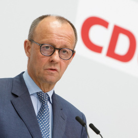 El líder de la Unión Cristianodemócrata (CDU), Friedrich Merz, atiende a la prensa en la capital de Alemania, Berlín