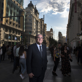 El candidato socialista a presidir la Comunidad de Madrid, Ángel Gabilondo, en la Gran Vía madrileña ras su entrevista con 'Público'. FERNANDO SÁNCHEZ