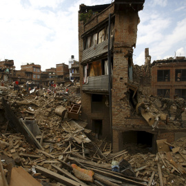 Soldados nepalíes buscan supervivientes en un edificio derruido de Katmandú. / Navesh Chitrakar (Reuters)