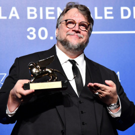 El director Mexicano Guillermo del Toro posa con el León de Oro conseguido en el 74 Festival de cine de Venecia./EFE