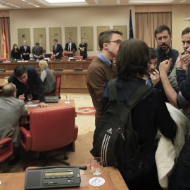 El líder de Podemos, Pablo Iglesias, conversa con diputados de su formación durante la constitución formalmente hoy de la Diputación Permanente del Congreso. EFE/Zipi