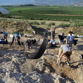 Fotografías facilitadas por el Ministerio de Cultura de Grecia del equípo de arqueólogos griegos y británicos que han hallado una de las más grandes y mejor conservadas tumbas de la civilización micénica cerca de la ciudad de Livadiá, a uno