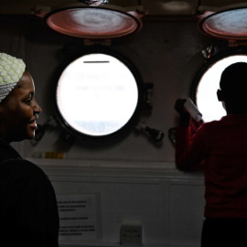 Migrantes en el interior del Aquarius. - AFP