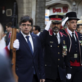 El presidente de la Generalitat de Catalunya Carles Puigdemont, junto al Major de los Mossos d'Esquadra Josep Lluis Trapero, durante la ofrenda floral al monumento a Rafael Casanova con motivo de la celebración de la Diada. EFE/Marta Pérez