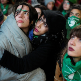 Miles de manifestantes esperan en las puertas del Congreso el resultado de la votación por la despenalización del aborto en Argentina.- REUTERS/Martin Acosta