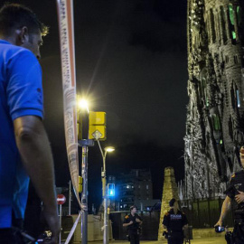 Efectivos de los Mossos d'Esquadra controlan las cercanías de la Sagrada familia de Barcelona tras la alerta terrorista en la que se encuentra la ciudad. | QUIQUE GARCÍA (EFE)