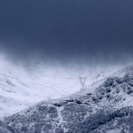 (3/04/2022) Una montaña de la localidad asturiana de Pajares durante una nevada a principios de abril (ARCHIVO).