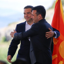 Los primeros ministros de Grecia y Macedonia - REUTERS / ALKIS KONSTANTINIDIS