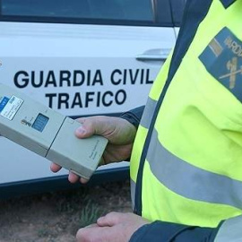 Foto de archivo de un control de alcoholemia de la Guardia Civil de Tráfico. / EUROPA PRESS