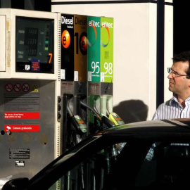 Un hombre reposta en una gasolinera de Madrid. (Kote Rodrigo / EFE)