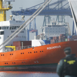 Un agente observa la llegada del Aquarius al puerto de Valencia. - AFP