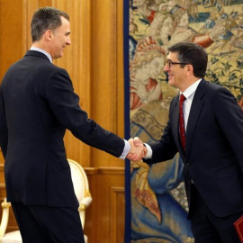 El rey Felipe VI saluda al presidente del Congreso, el socialista Patxi López. EFE/Chema Moya