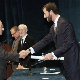 - Fotografía de archivo ( 23-10-1998) del médico Joaquín Sanz Gadea (i), mientras recibe el Premio Príncipe de Asturias de la Concordia 1998, compartido con Nicolás Castellanos, Vicente Ferrer y Mohamed Yunus, de manos del entonces príncipe