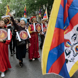 Varias personas marchan en solidaridad con el Dalai Lama desde desde la Fundació Casa del Tíbet hasta la plaza Universitat, a 22 de abril de 2023, en Barcelona.