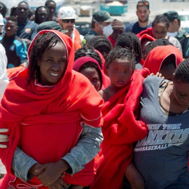 Una mujer embarazada tras llegar a puerto tras ser rescatada por Salvamento Marítimo.- EFE