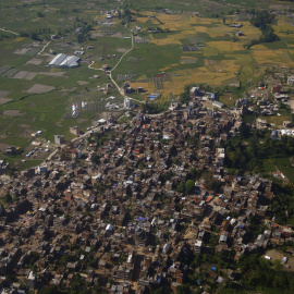 Imagen aérea de Sindhupalchok, con la mayor parte de sus casas derrumbadas. REUTERS