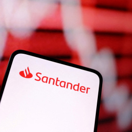 El logo del Banco Santander en un 'smartphone'. REUTERS/Dado Ruvic/Illustration