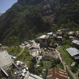 Edificios derrumbados y dañados por el gran terremoto en el distrito de Sindhupalchok. REUTERS/Navesh Chitrakar