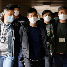 El activista Lester Shum, rodeado de policías durante su detención este lunes en Hong Kong.