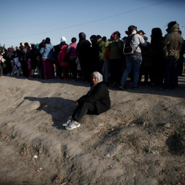 Refugiados hacen fila para recibir provisiones en el campo de refugiados de Idomeni. / KOSTAS TSIRONIS (EFE)