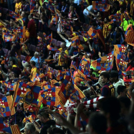 Pitada monumental al himno en la final de la Copa del Rey en Camp Nou entre el Baça y el Athletic de Bilbao. EFE