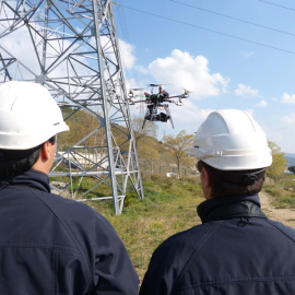 Dron de Endesa realizando labores de inspección de las líneas.